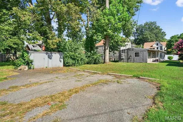 Belleville, IL 62220,620 E B ST