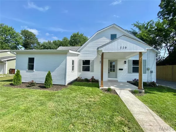 225 E Macoupin ST, Staunton, IL 62088