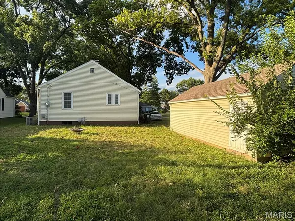 Carlyle, IL 62231,1430 Livingston