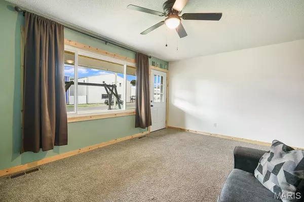 Staunton, IL 62088,415 W Henry ST