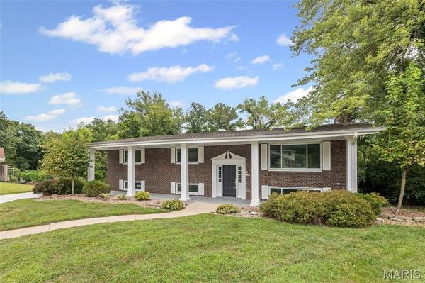 10 E Beacon Hill RD, Fairview Heights, IL 62208