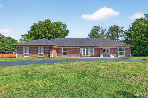 9 Kirken Knoll DR, Town And Country, MO 63131