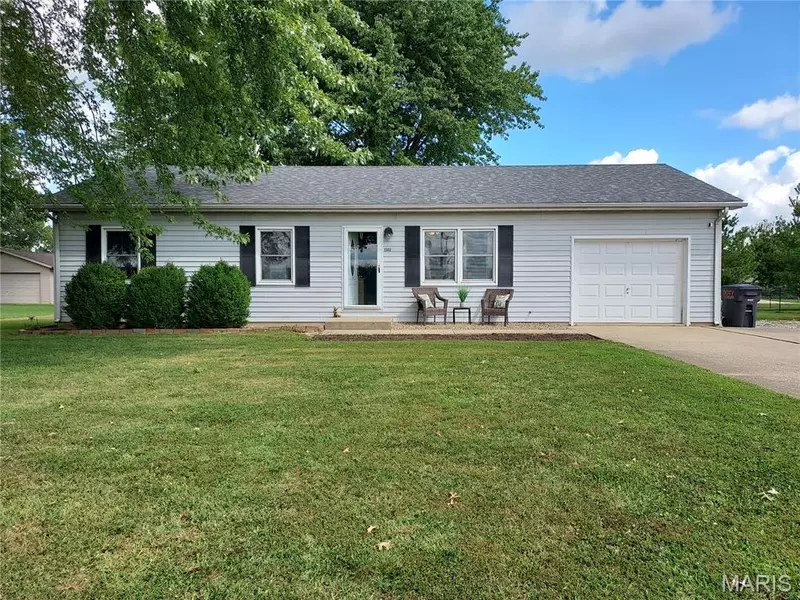 1303 Cardinal DR, Greenville, IL 62246