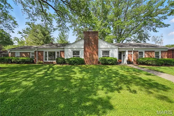9063 Monmouth DR, St Louis, MO 63117