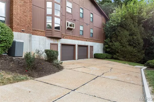 Kirkwood, MO 63122,2000 Meadowtree Lane #5