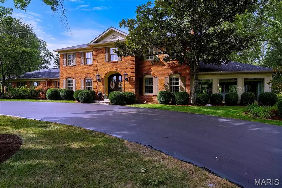 12859 Topping MDWS, Town And Country, MO 63131