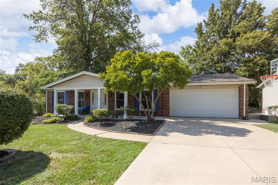 13010 Ferntrails LN, Creve Coeur, MO 63141