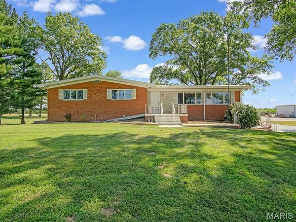 2430 Beckmann RD, Lenzburg, IL 62255