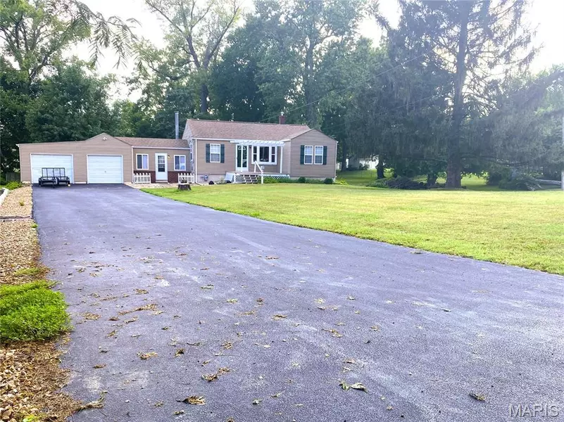524 Meadow LN, Collinsville, IL 62234
