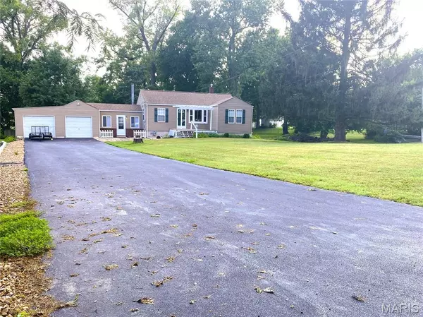 524 Meadow LN, Collinsville, IL 62234