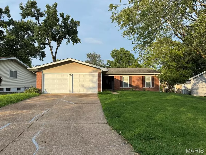 777 Lamplight LN, Hazelwood, MO 63042