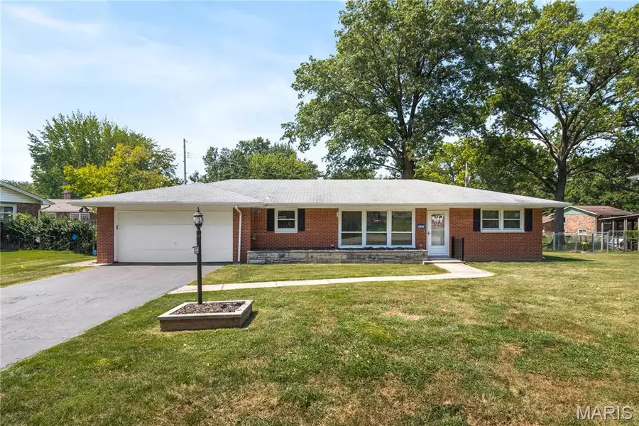 4804 Dadrian DR, Godfrey, IL 62035