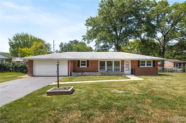4804 Dadrian DR, Godfrey, IL 62035