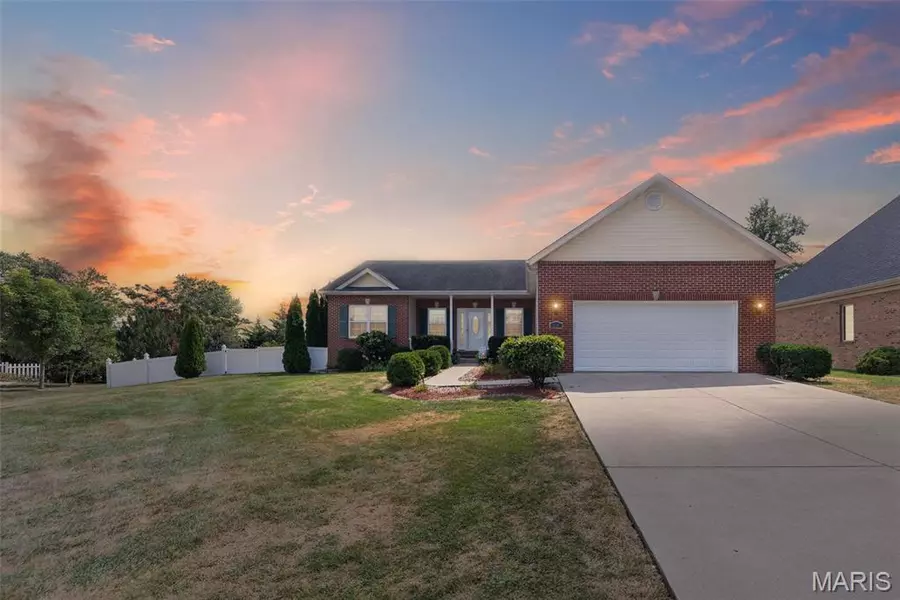 350 Regency CT, Highland, IL 62249