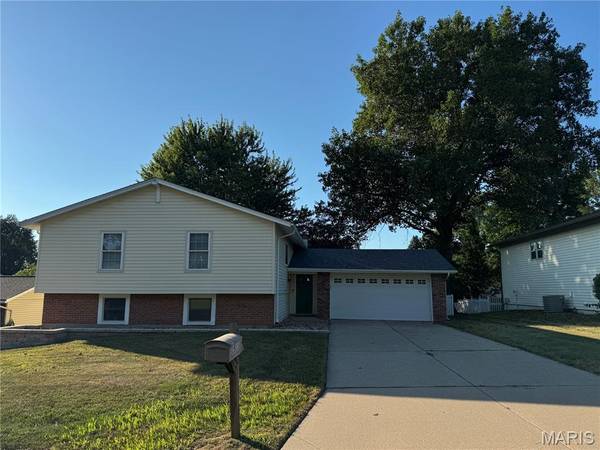 1511 Shadow LN, St Charles, MO 63303