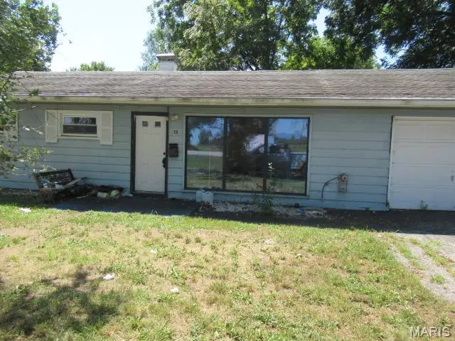 19 Hanover LN, Cahokia, IL 62206