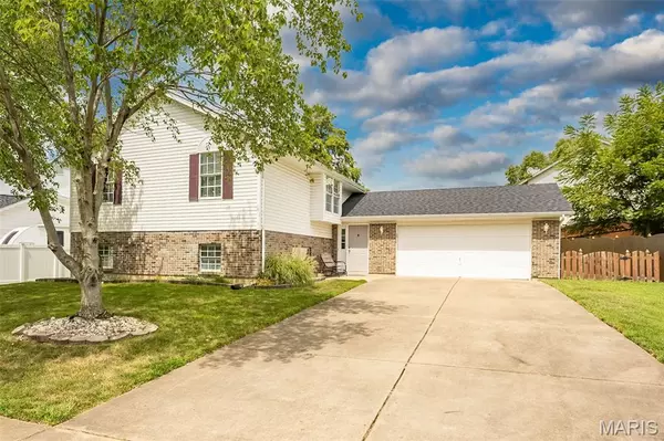 2109 Graystone DR, St Charles, MO 63303