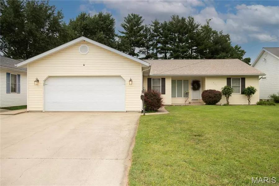 334 E Hoehn ST, Carlinville, IL 62626