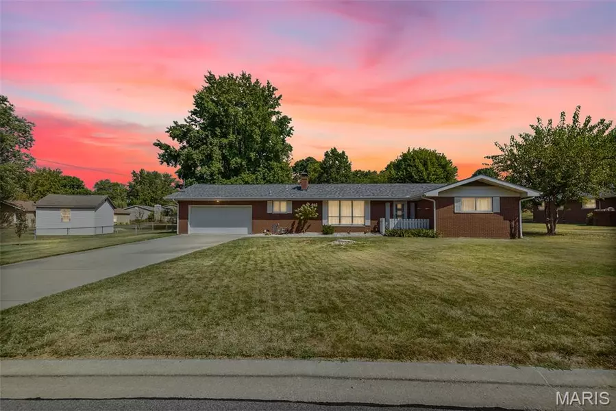 25 Fairlane DR, Collinsville, IL 62234