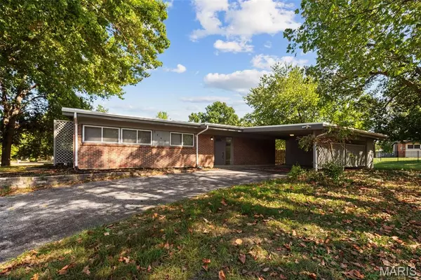 2463 Saint Giles RD, Unincorporated, MO 63122