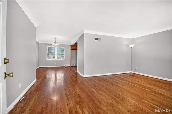 Florissant, MO 63031,24 Valley DR