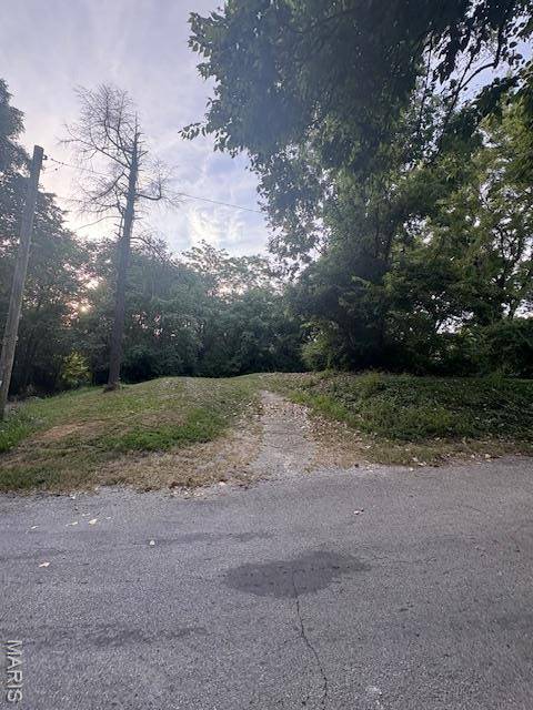 9058 Crest DR, Fairview Heights, IL 62208