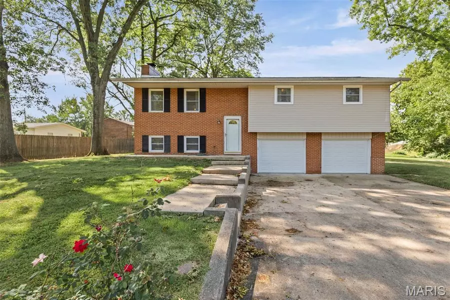 605 Johnny DR, Maryville, IL 62062