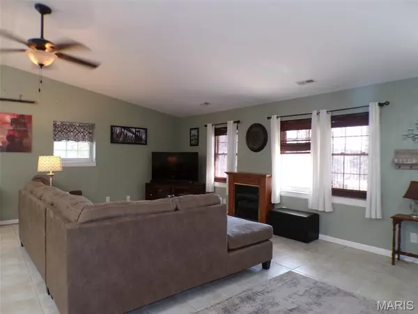 St Clair, MO 63077,887 Hagen DR