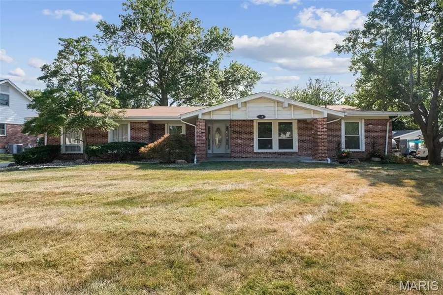 418 Tamarack DR, Ballwin, MO 63011