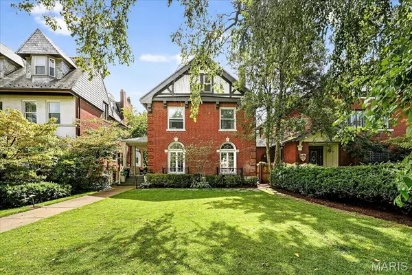 4660 Pershing PL, St Louis, MO 63108