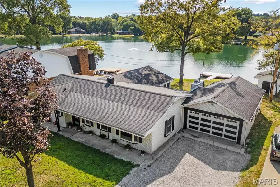 32 Lakeshore DR, Belleville, IL 62220