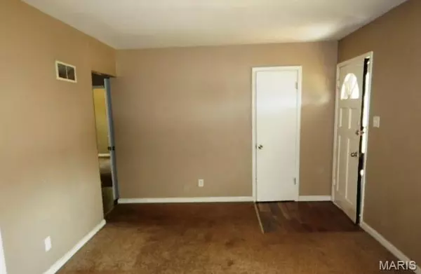 St Louis, MO 63134,8293 Frost AVE