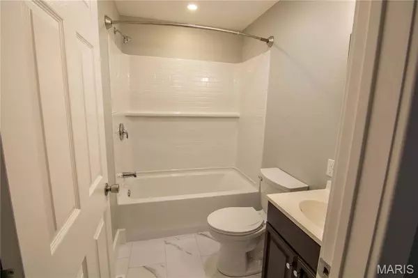 Hillsboro, IL 62049,631 Lakeview DR