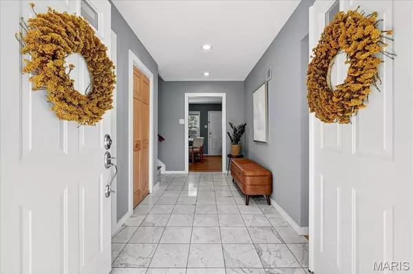 Ladue, MO 63124,10268 Ridgelynn DR