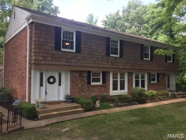 922 Pavillion DR, St Louis, MO 63141
