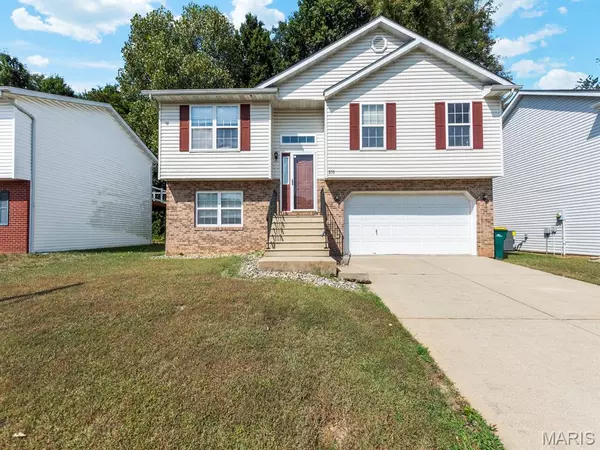 375 Sweetwater LN, O'fallon, IL 62269