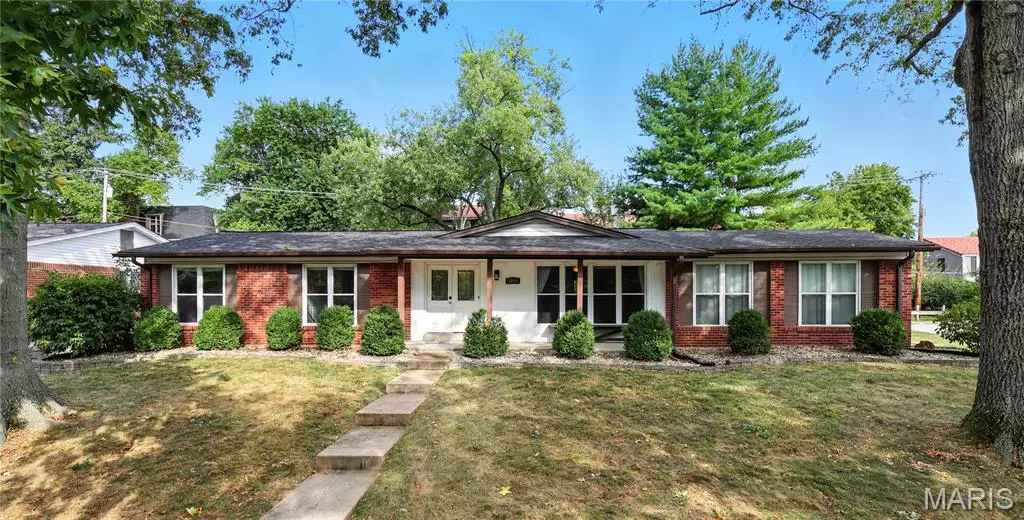 1014 Fernway LN, Creve Coeur, MO 63141