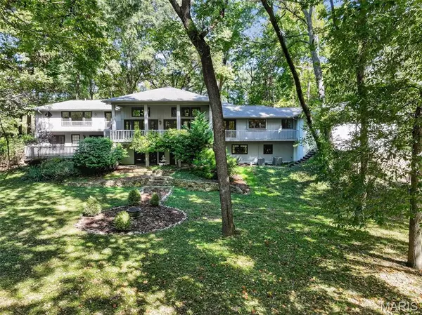 Ladue, MO 63124,80 Sorrel LN