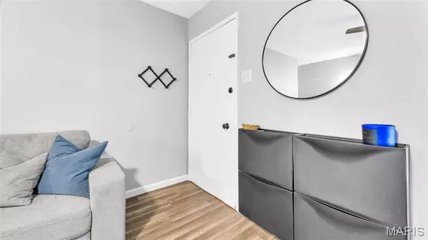 Florissant, MO 63031,2042 Farflung DR