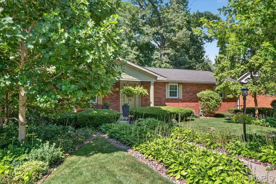 1118 Robert DR, Godfrey, IL 62035