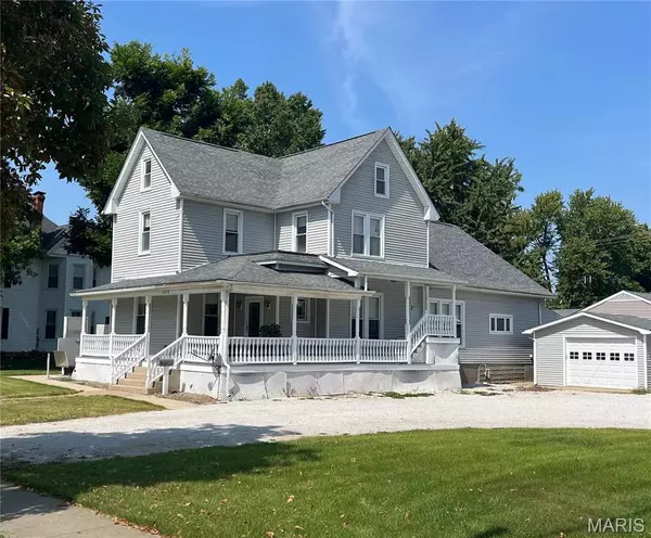 404 Maple ST, Carrollton, IL 62016
