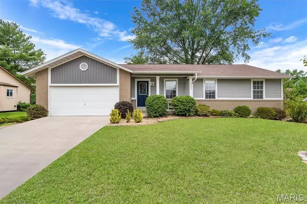 1003 Hunter LN, Lake St Louis, MO 63367