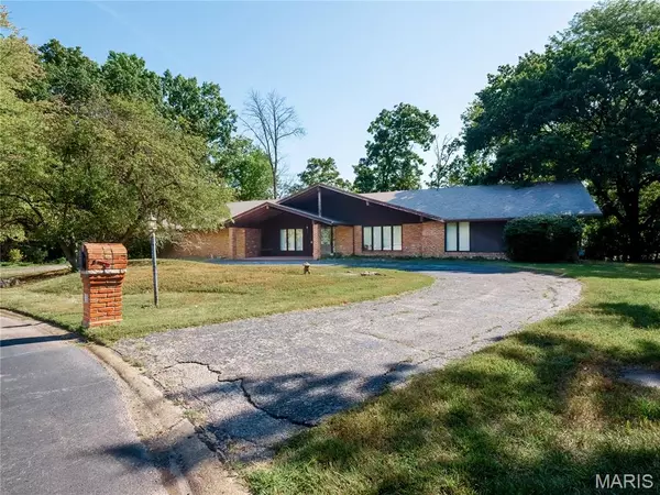 15 Meadowbrook Country Club Estate, Ballwin, MO 63011