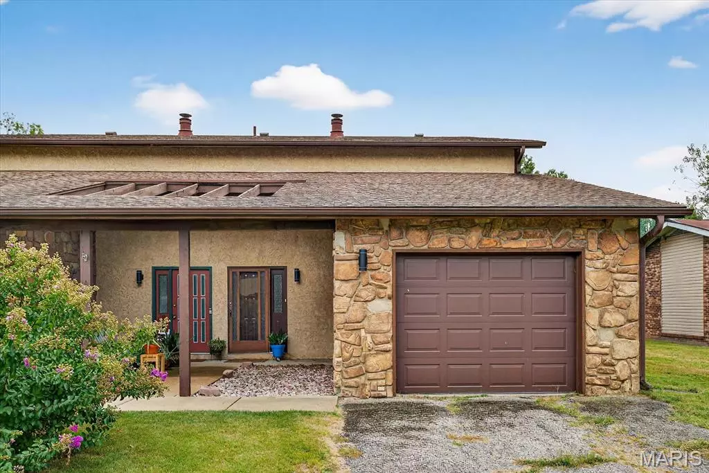 Belleville, IL 62226,102 Kingsway DR