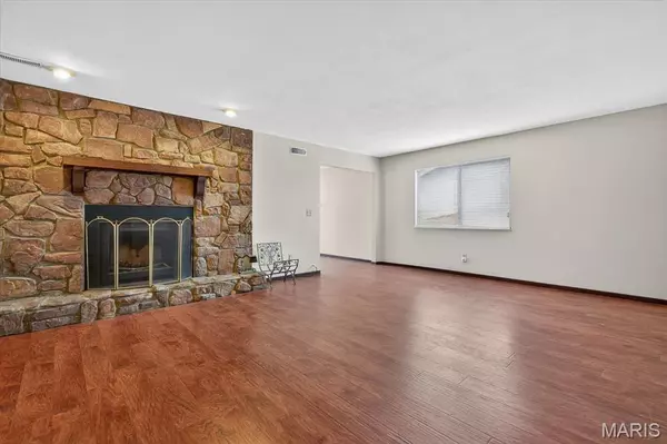 Belleville, IL 62226,102 Kingsway DR