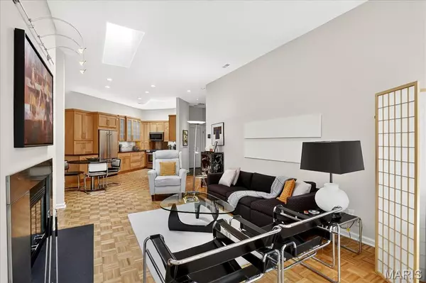 St Louis, MO 63108,4540 Laclede AVE #305