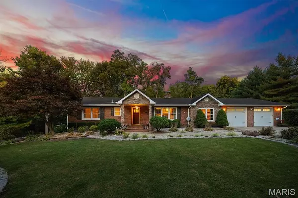 671 Glen Crossing RD, Glen Carbon, IL 62034