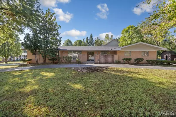 14 Wedgewood LN, Creve Coeur, MO 63141