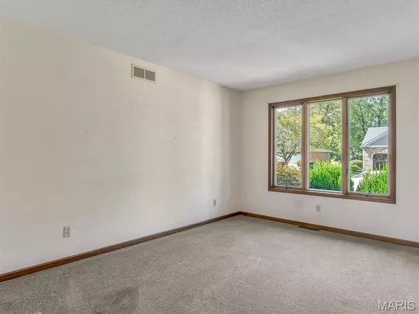 Glen Carbon, IL 62034,305 Sierra CT