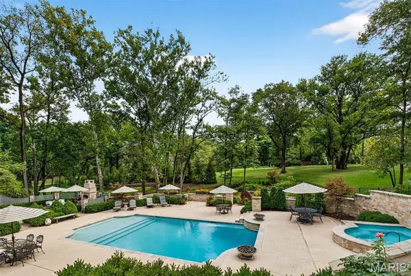 Ladue, MO 63124,8 Edgewood RD